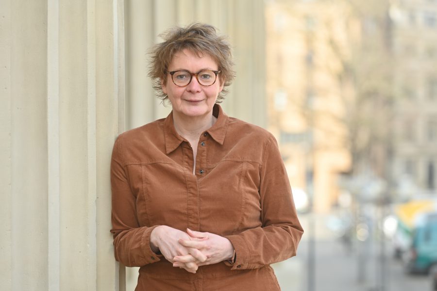 Daniela Behrens lehnt an einer Säule