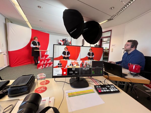 5 Personen, 3 Kameras, 2 Luftreiniger und eine Videokonferenz - die SPD tagte so sicher wie möglich.