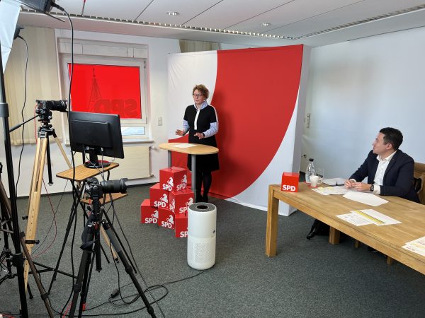 Daniela Behrens stellte sich den Delegierten aus dem zum Streaming-Studio umgestalteten SPD-Büro.