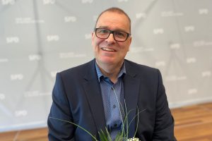 Thorsten Krüger mit einem Strauß roter Rosen